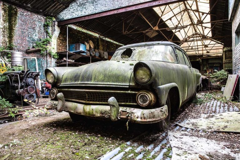 Ford Fairlane, benzinepomp, verlaten loods, Urbexlocatie